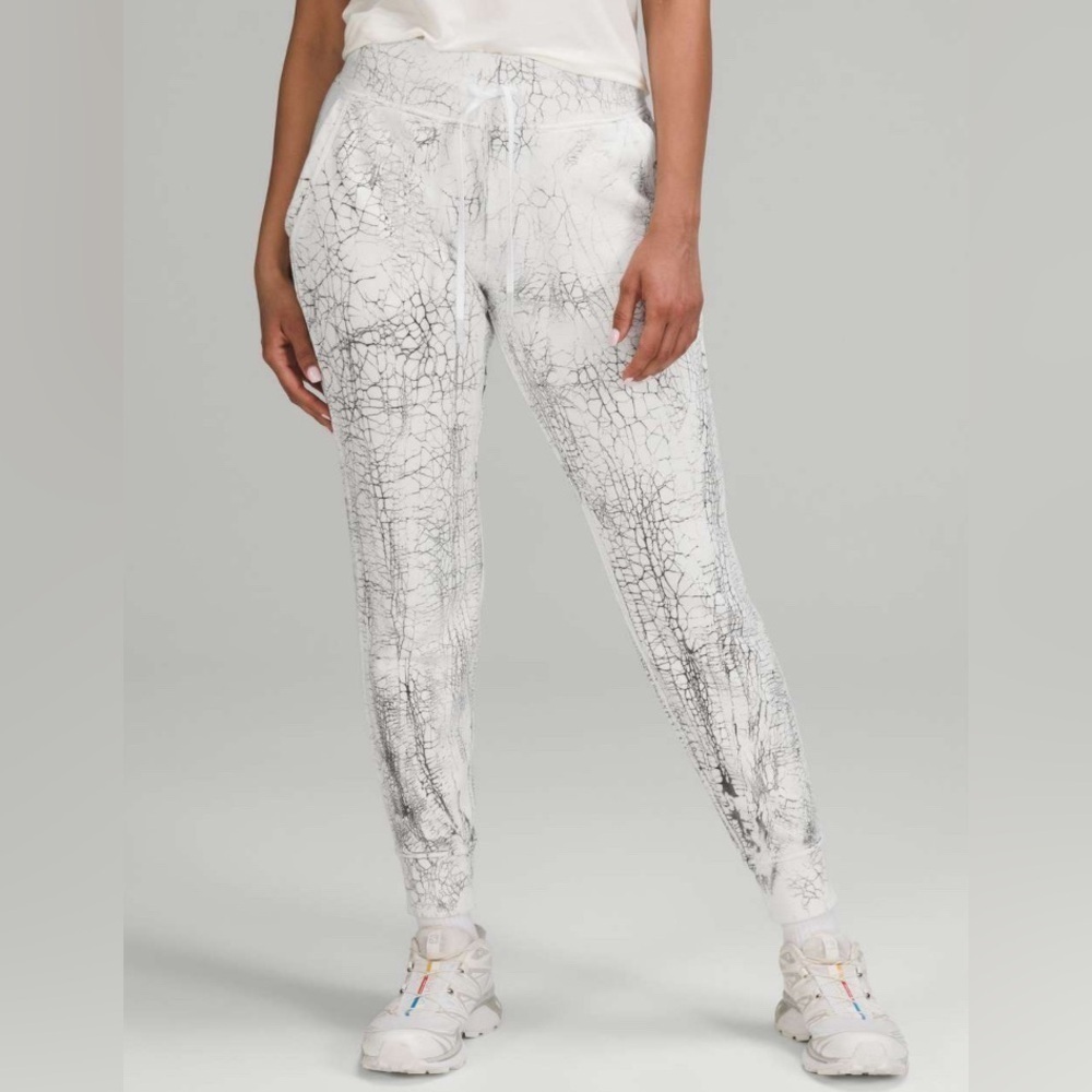 NWT Lululemon Women’s Warm Down Jogger *7/8 Length in Thread Dye White Black 4